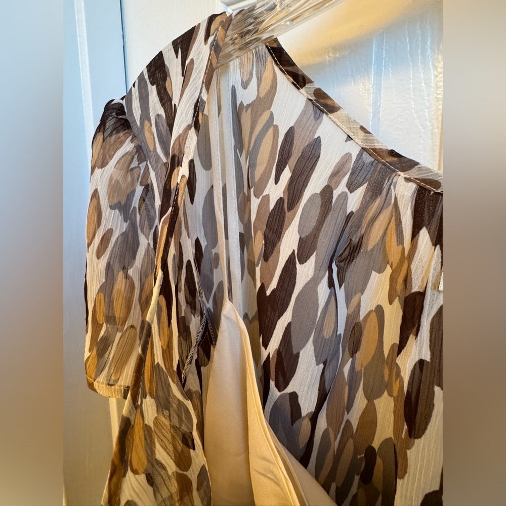 duo Maternity short sleeve v-neck sheer blouse w/ camisole. XL. Leopard print - Picture 6 of 11